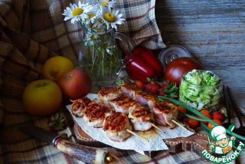 Шашлыки-рулеты из индейки с беконом