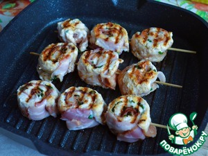 Шашлыки-рулеты из индейки с беконом