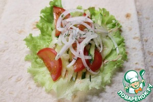 Шаурма с купатами и хрустящим луком Шаурма с купатами и хрустящим луком