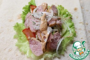 Шаурма с купатами и хрустящим луком Шаурма с купатами и хрустящим луком