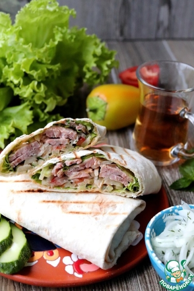 Шаурма с купатами и хрустящим луком Шаурма с купатами и хрустящим луком
