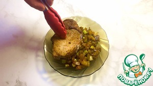 Свиной стейк на овощной подушке Свиной стейк на овощной подушке