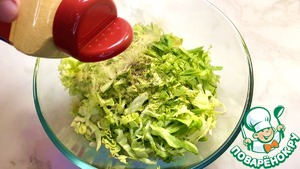 Весенний салат с молодой капустой и овощами Весенний салат с молодой капустой и овощами