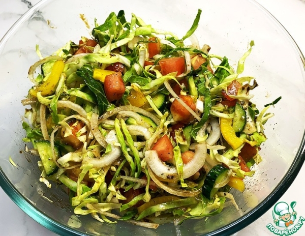 Весенний салат с молодой капустой и овощами Весенний салат с молодой капустой и овощами