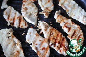 Зелёный салат с индейкой и жимолостью Зелёный салат с индейкой и жимолостью