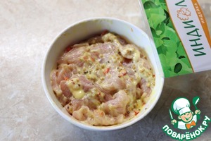 Зелёный салат с индейкой и жимолостью Зелёный салат с индейкой и жимолостью