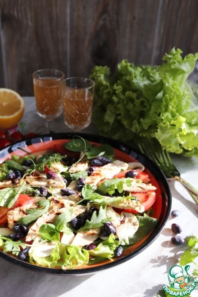 Зелёный салат с индейкой и жимолостью Зелёный салат с индейкой и жимолостью