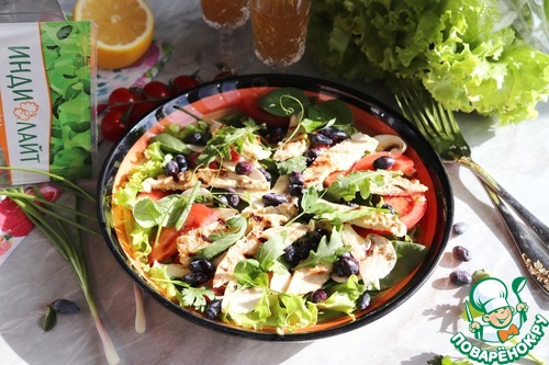 Зелёный салат с индейкой и жимолостью Зелёный салат с индейкой и жимолостью
