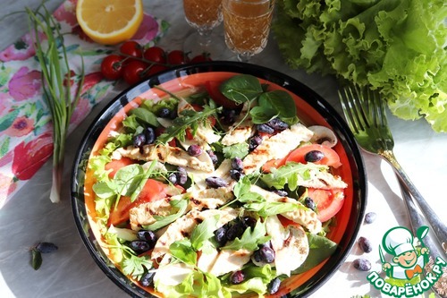 Зелёный салат с индейкой и жимолостью Зелёный салат с индейкой и жимолостью