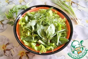 Зелёный салат с индейкой и жимолостью Зелёный салат с индейкой и жимолостью