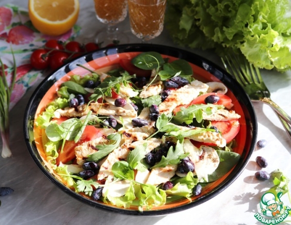 Зелёный салат с индейкой и жимолостью Зелёный салат с индейкой и жимолостью