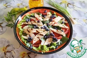 Зелёный салат с индейкой и жимолостью Зелёный салат с индейкой и жимолостью