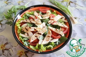 Зелёный салат с индейкой и жимолостью Зелёный салат с индейкой и жимолостью