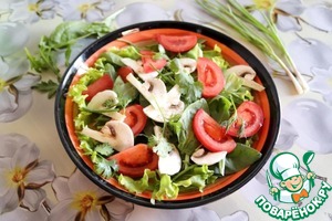 Зелёный салат с индейкой и жимолостью Зелёный салат с индейкой и жимолостью