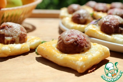 Тефтели из индейки в слоеном тесте