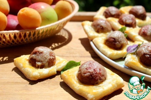 Тефтели из индейки в слоеном тесте