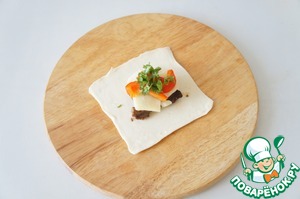 Слойки с бараниной, сыром и перцем