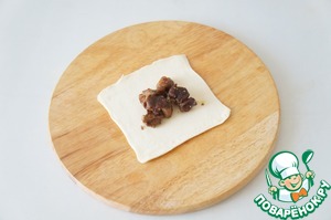 Слойки с бараниной, сыром и перцем