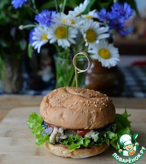Бургер с индейкой, шпинатом и шампиньонами