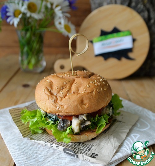 Бургер с индейкой, шпинатом и шампиньонами
