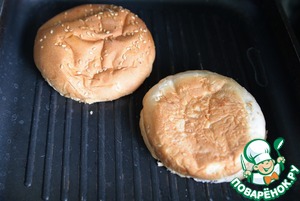 Бургер с индейкой, шпинатом и шампиньонами