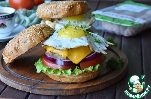 Бургер с колбасой из индейки Бургер с колбасой из индейки