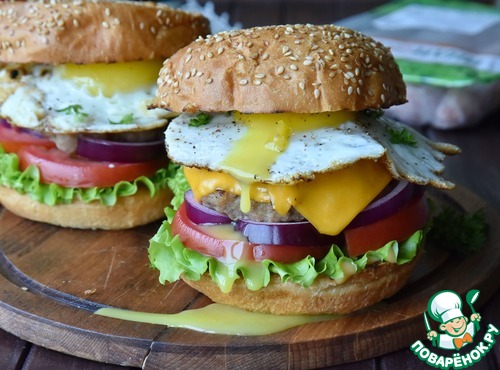 Бургер с колбасой из индейки Бургер с колбасой из индейки