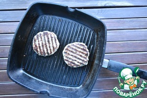 Бургер с колбасой из индейки Бургер с колбасой из индейки