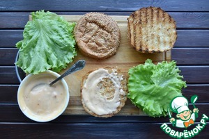 Бургер с колбасой из индейки Бургер с колбасой из индейки