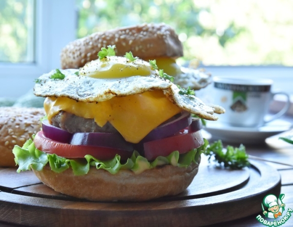 Бургер с колбасой из индейки Бургер с колбасой из индейки