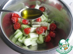 Черешковый сельдерей с томатами и пармезаном Черешковый сельдерей с томатами и пармезаном