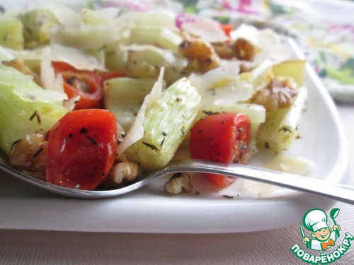 Черешковый сельдерей с томатами и пармезаном Черешковый сельдерей с томатами и пармезаном