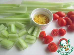 Черешковый сельдерей с томатами и пармезаном Черешковый сельдерей с томатами и пармезаном