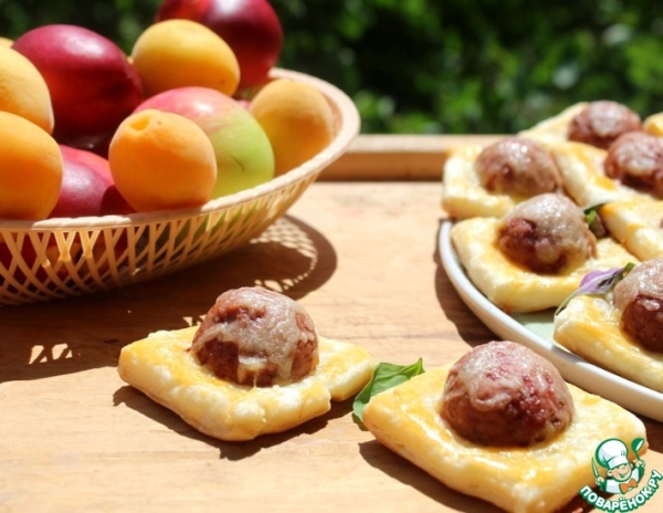 Тефтели из индейки в слоеном тесте