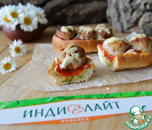 Фрикадельки из индейки, запечённые в булочке Фрикадельки из индейки, запечённые в булочке