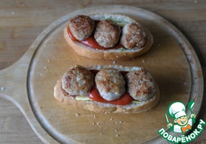 Фрикадельки из индейки, запечённые в булочке Фрикадельки из индейки, запечённые в булочке