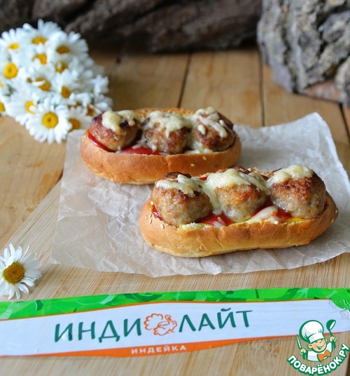 Фрикадельки из индейки, запечённые в булочке Фрикадельки из индейки, запечённые в булочке