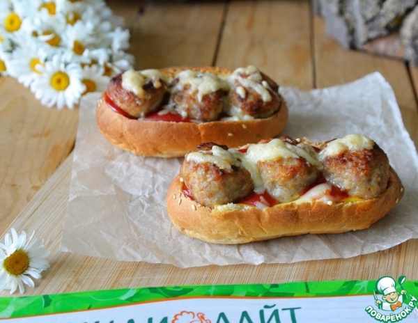 Фрикадельки из индейки, запечённые в булочке Фрикадельки из индейки, запечённые в булочке