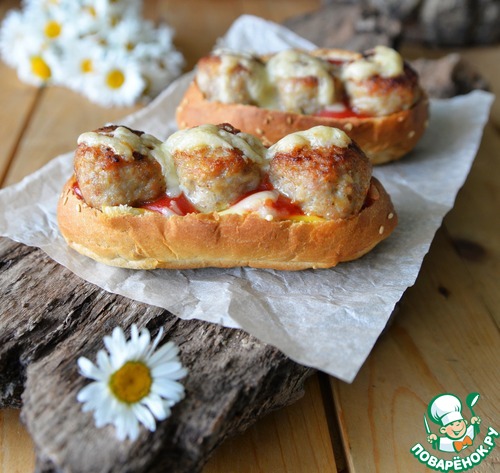 Фрикадельки из индейки, запечённые в булочке Фрикадельки из индейки, запечённые в булочке