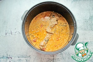 Голень индейки тушеная в соусе