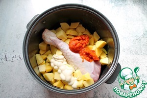 Голень индейки тушеная в соусе