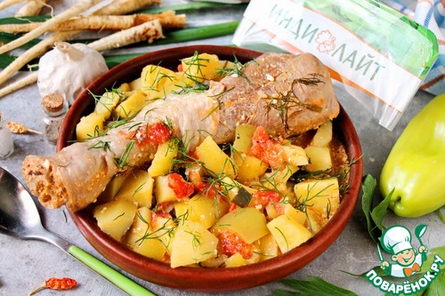 Голень индейки тушеная в соусе