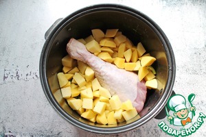 Голень индейки тушеная в соусе