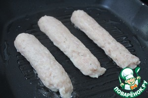 "Палочки" из фарша с белым соусом