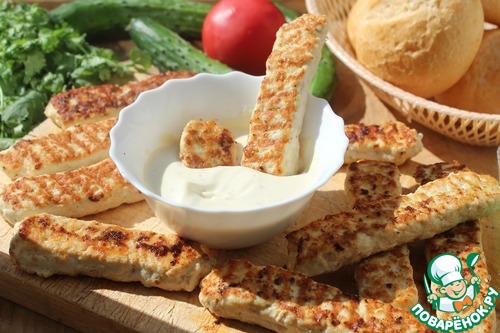 "Палочки" из фарша с белым соусом