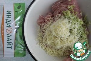 "Палочки" из фарша с белым соусом