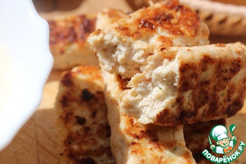 "Палочки" из фарша с белым соусом