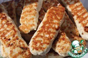 "Палочки" из фарша с белым соусом