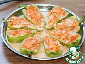 Половинки перца, запечённые с начинкой