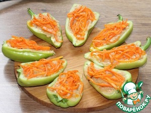 Половинки перца, запечённые с начинкой